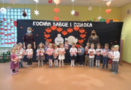 Dzieci z grupy Rybusie (ul. Nowa) na tle gazetki z napisem  (photo)