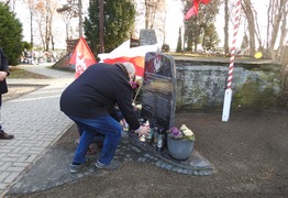 Wiązanki kwiatów i znicze dla Powstańców Wielkopolskich (photo)