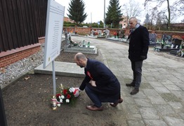 Wiązanki kwiatów i znicze dla Powstańców Wielkopolskich (photo)