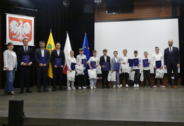 Przekazanie nagród wyróżnionym (photo)