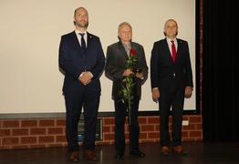  (photo)