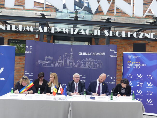 Gest solidarności z serca Wielkopolski – Czempiń przekazał wóz strażacki do Mołdawii